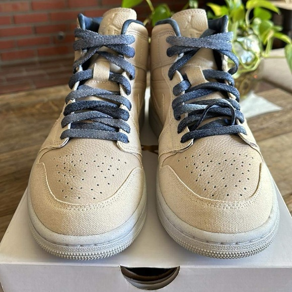 Nike Air Jordan 1 Mid SE - Picture 3 of 4